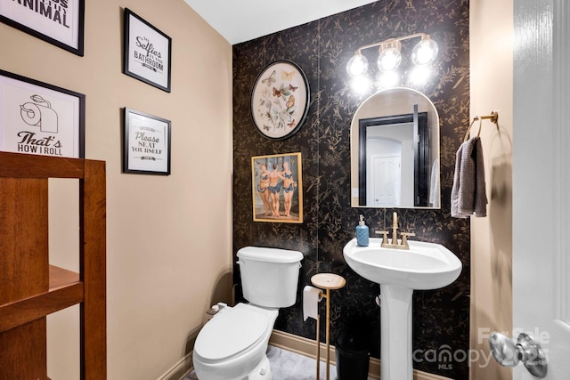 14940 Carbert Ln, Huntersville, NC 28078 - half bathroom with wallpapered walls, toilet, and baseboards