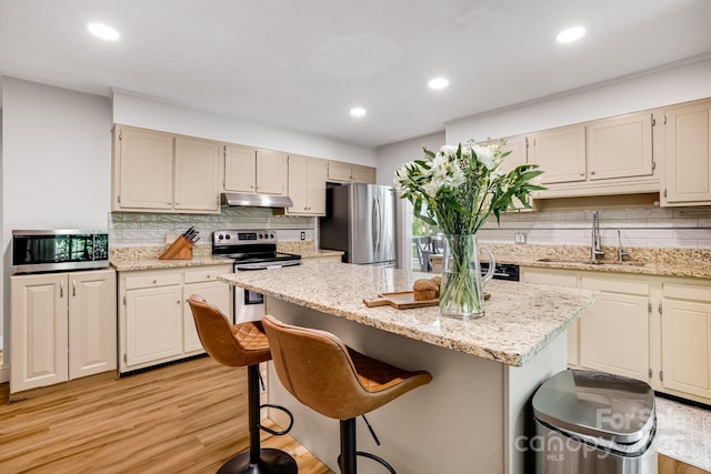 2044 Glenheath Dr, Hendersonville, NC 28791 - kitchen with stainless steel appliances, a sink, tasteful backsplash, light wood-style flooring, and recessed lighting