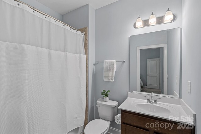 full bath featuring vanity, toilet, and a shower with curtain