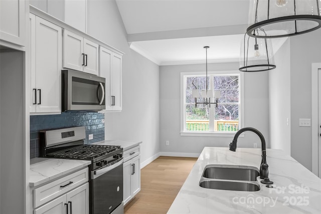 149 Beauchamp Oaks Ct, Advance, NC 27006 - kitchen featuring stainless steel appliances, a sink, backsplash, light wood-style floors, and white cabinets