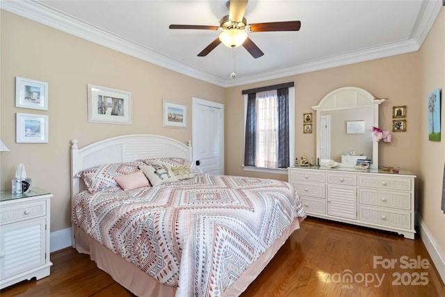 bedroom with ornamental molding, dark wood-type flooring, ceiling fan, and baseboards