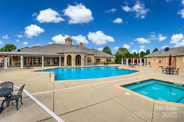 422 Garnet Ct, Fort Mill, SC 29708 - community pool with a pergola and a patio area