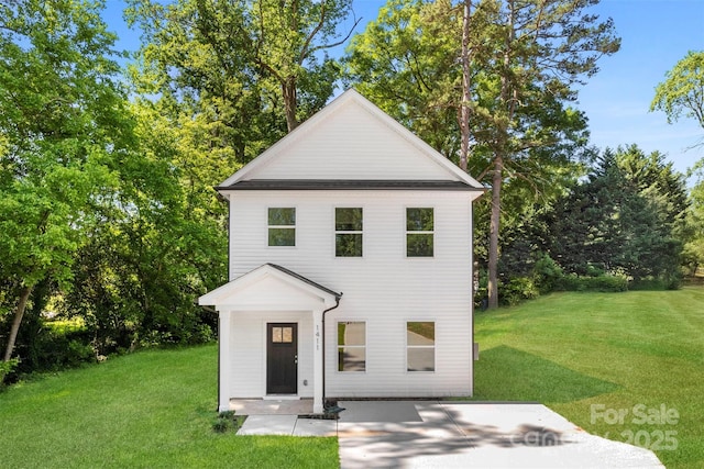 view of front of house featuring a front yard