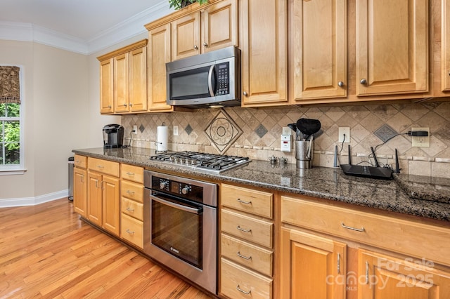 7245 Willow Brook Ct, Denver, NC 28037 - kitchen with stainless steel appliances, baseboards, ornamental molding, light wood-style floors, and decorative backsplash