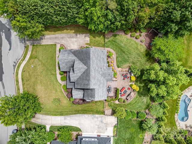 drone / aerial view of a pool area