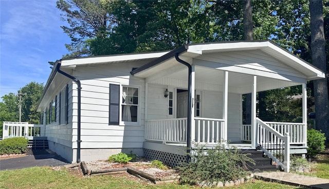 7 Lakewood Rd, Hendersonville, NC 28792 - view of front facade with a porch and crawl space