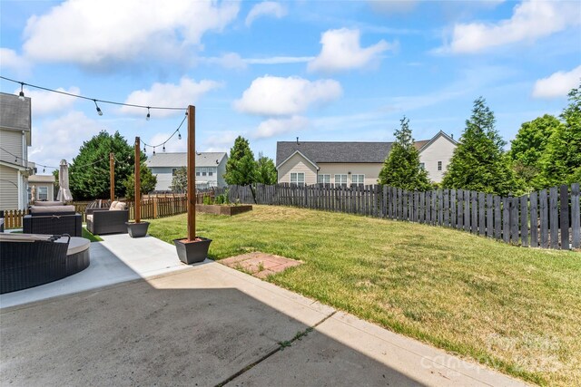 view of yard featuring outdoor lounge area and a patio