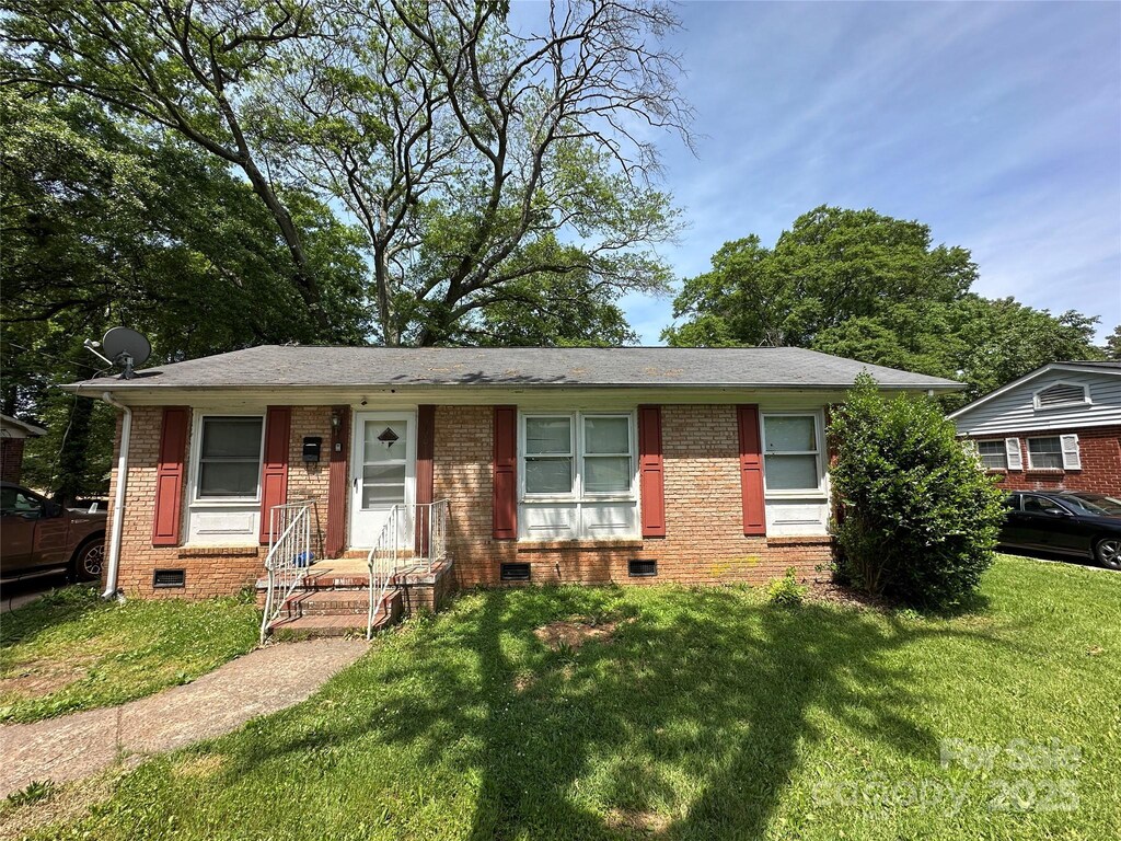 3720 Blandwood Dr, Charlotte, NC 28217 - view of front of house with crawl space, brick siding, and a front lawn