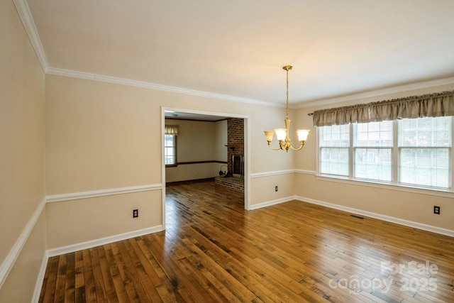 16612 Grapperhall Dr, Huntersville, NC 28078 - unfurnished room with a chandelier, healthy amount of natural light, wood-type flooring, baseboards, and ornamental molding