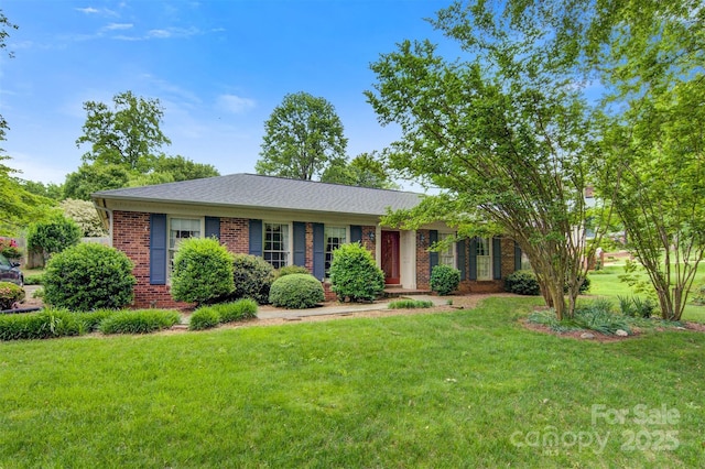 1940 12th St NE, Hickory, NC 28601 - ranch-style home with brick siding and a front lawn