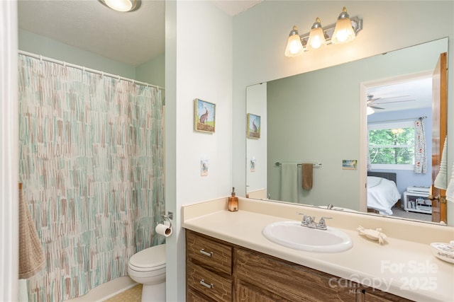 full bath with ensuite bath, toilet, vanity, and ceiling fan