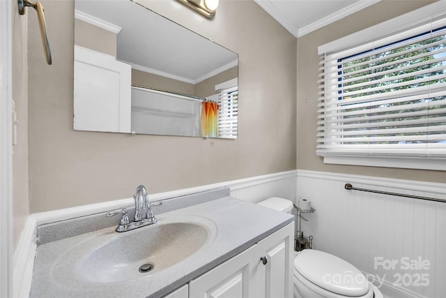 full bathroom with wainscoting, ornamental molding, vanity, toilet, and a shower with shower curtain