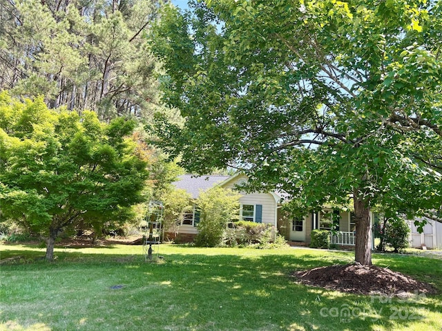 view of front facade with a front lawn