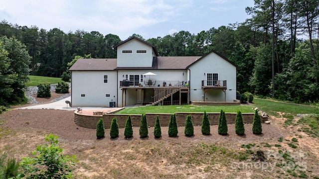 4616 Gold Finch Dr, Denver, NC 28037 - back of property with a wooden deck, a yard, stucco siding, and a wooded view