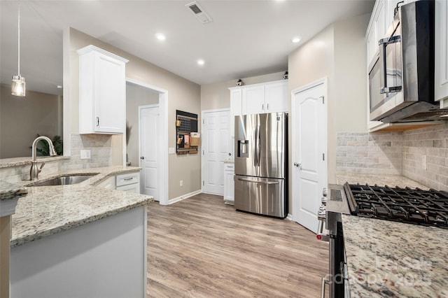 5014 Forest Hills Pl, Fort Mill, SC 29707 - kitchen with stainless steel appliances, a sink, recessed lighting, white cabinetry, and light wood finished floors