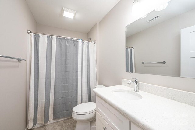 full bath with toilet, vanity, and a shower with curtain