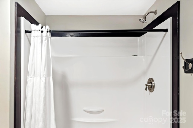 bathroom featuring curtained shower