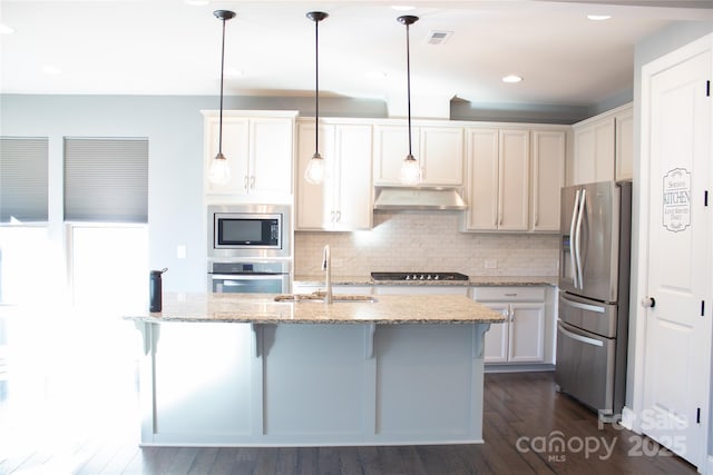 745 Garrett Green Way, Fort Mill, SC 29715 - kitchen with appliances with stainless steel finishes, a sink, tasteful backsplash, dark wood-style floors, and a kitchen breakfast bar