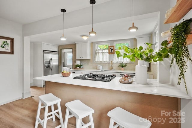 1000 Oakshade Ave, Kannapolis, NC 28083 - kitchen featuring gas cooktop, a sink, a peninsula, a breakfast bar area, and built in fridge