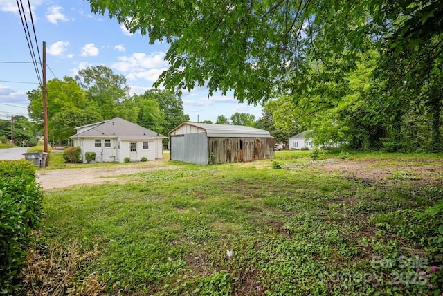 1000 Oakshade Ave, Kannapolis, NC 28083 - view of grassy yard featuring an outdoor structure and an outbuilding
