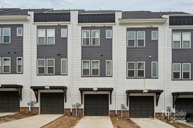 view of front of property with an attached garage and driveway