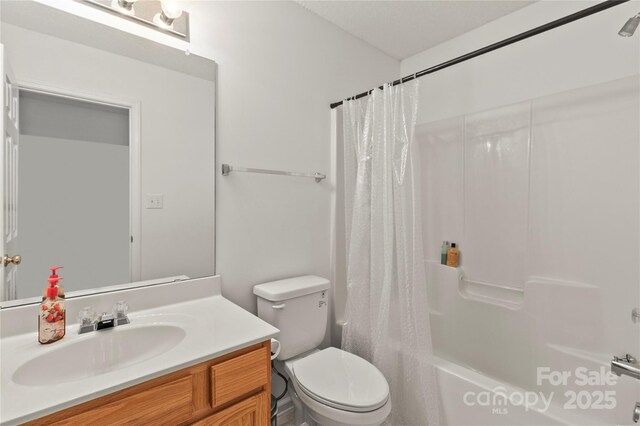 bathroom featuring toilet, vanity, and shower / bath combo