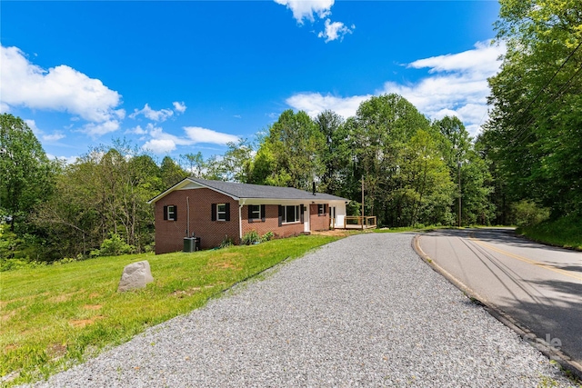 1318 Crawford Rd, Waynesville, NC 28785 - single story home featuring brick siding, central AC, gravel driveway, and a front yard