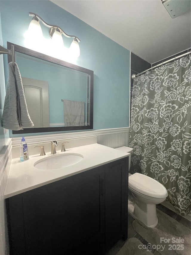 517 Grassy Creek Run, Chester, SC 29706 - full bath with wainscoting, vanity, toilet, and a shower with curtain