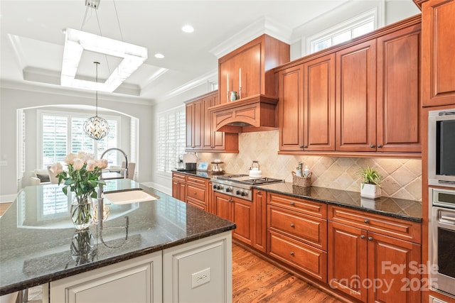 6831 Conservatory Ln, Charlotte, NC 28210 - kitchen with appliances with stainless steel finishes, plenty of natural light, a chandelier, tasteful backsplash, and recessed lighting