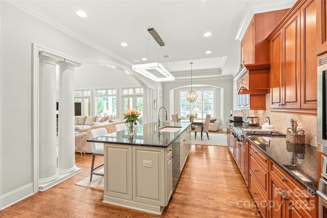 6831 Conservatory Ln, Charlotte, NC 28210 - kitchen with a sink, arched walkways, a breakfast bar, an island with sink, and open floor plan