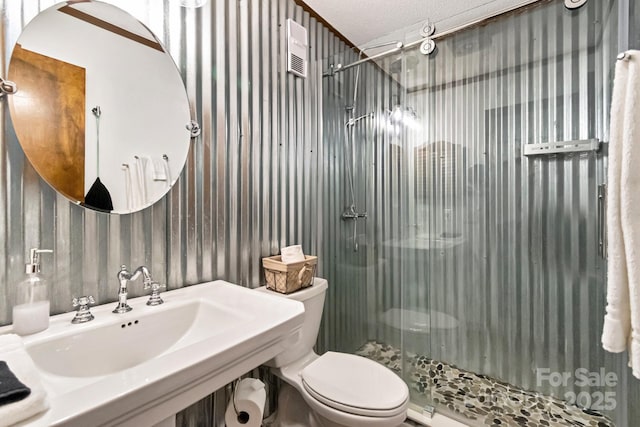301 Pinnacle Inn Rd Unit 2210, Beech Mountain, NC 28604 - full bath featuring a stall shower, wallpapered walls, toilet, a sink, and a textured ceiling