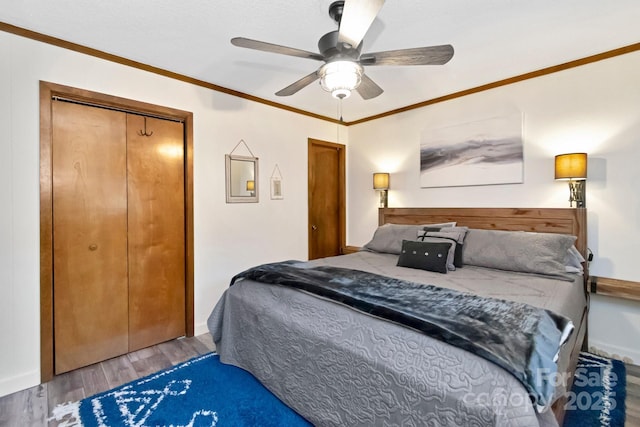301 Pinnacle Inn Rd Unit 2210, Beech Mountain, NC 28604 - bedroom with wood finished floors, a closet, a ceiling fan, and ornamental molding