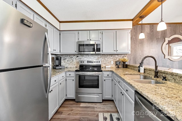 301 Pinnacle Inn Rd Unit 2210, Beech Mountain, NC 28604 - kitchen featuring appliances with stainless steel finishes, a sink, a textured ceiling, dark wood finished floors, and tasteful backsplash