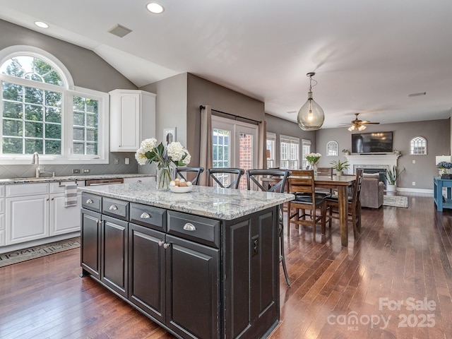 kitchen featuring a sink, white cabinetry, dark wood finished floors, a ceiling fan, and recessed lighting