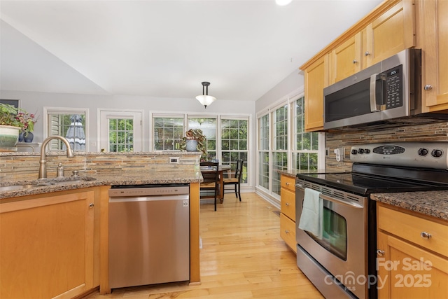 2906 Chapman Cir, Rock Hill, SC 29732 - kitchen with stainless steel appliances, a sink, light wood finished floors, backsplash, and stone counters