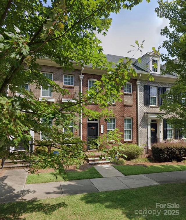 view of front facade featuring brick siding