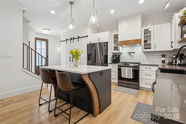 324 Elm St, Belmont, NC 28012 - kitchen with stainless steel appliances, decorative backsplash, a sink, a center island, and a kitchen bar