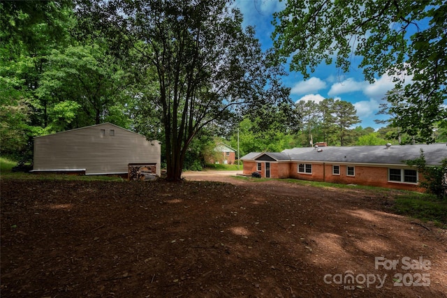 view of yard with driveway