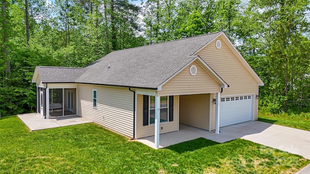 view of front of property featuring a shingled roof, a front lawn, and a patio area