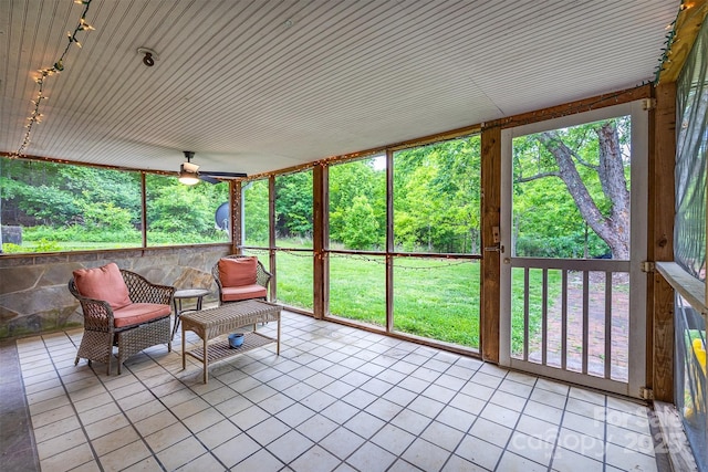 sunroom / solarium featuring a ceiling fan