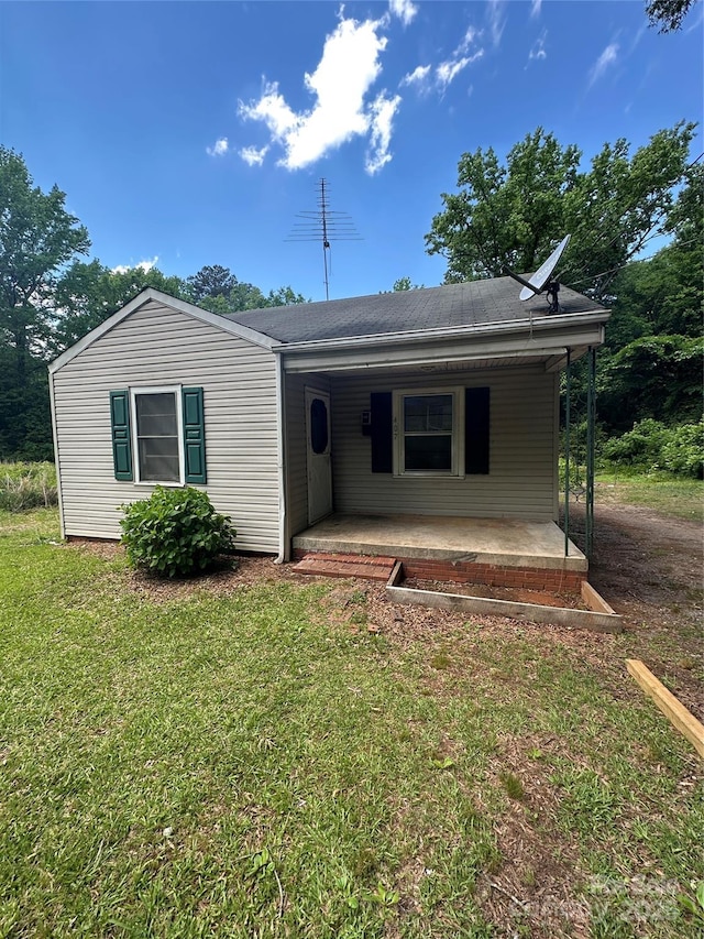 view of front of property with a porch and a front lawn