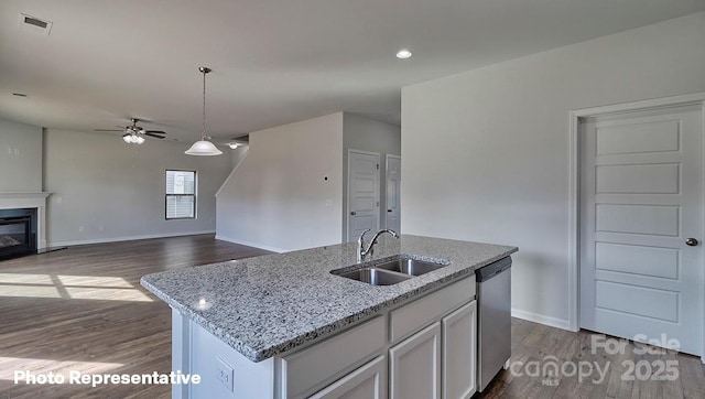 kitchen with a sink, dishwasher, ceiling fan, dark wood-style flooring, and recessed lighting