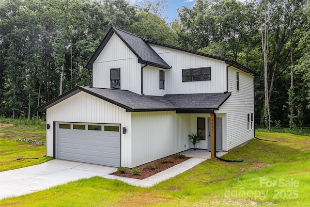 4547 Kings Ct, Hickory, NC 28602 - modern farmhouse with a shingled roof, concrete driveway, and a front yard