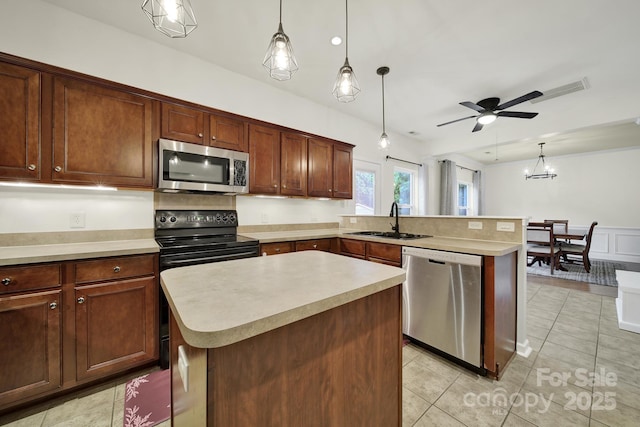 2117 Seabrook Ln, Fort Mill, SC 29715 - kitchen with appliances with stainless steel finishes, a sink, a peninsula, and light countertops