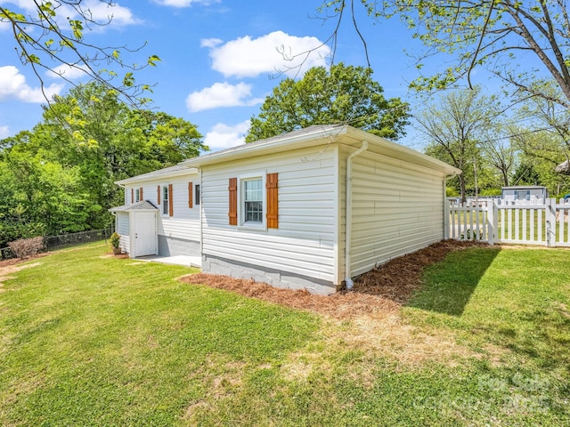 411 W Sycamore St, Lincolnton, NC 28092 - view of home's exterior with a storage shed and an outbuilding