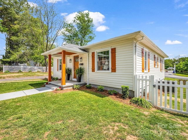 411 W Sycamore St, Lincolnton, NC 28092 - view of front of home with a porch