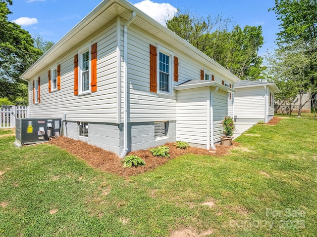 411 W Sycamore St, Lincolnton, NC 28092 - view of side of home featuring central AC unit