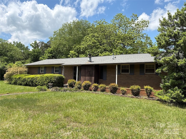 947 Ravendale Dr, Charlotte, NC 28216 - ranch-style home with brick siding and a front lawn