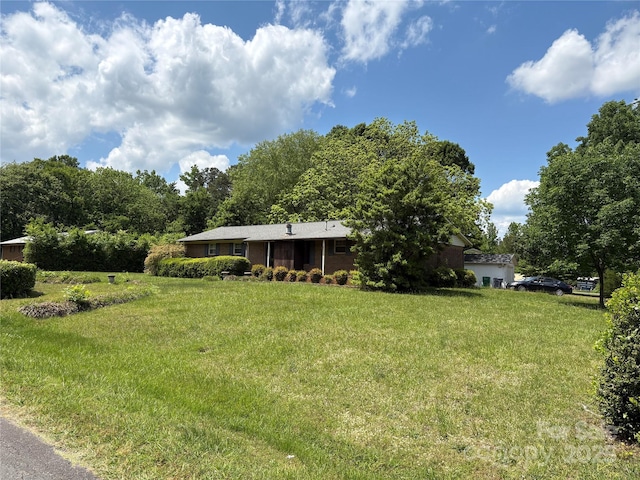 947 Ravendale Dr, Charlotte, NC 28216 - view of green lawn