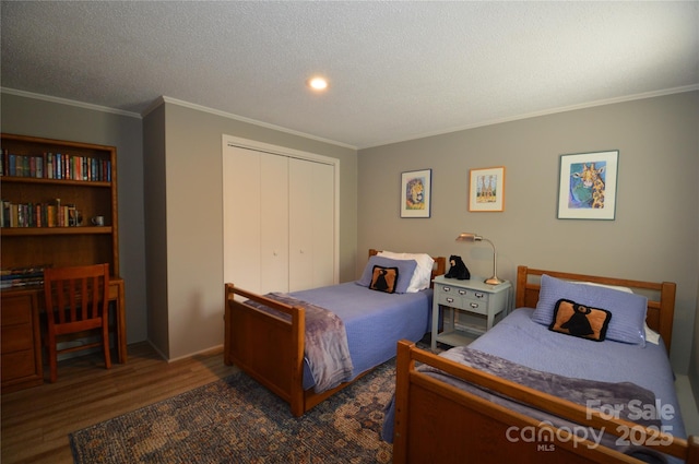 220 Woodwinds Ln, Seven Devils, NC 28604 - bedroom featuring wood finished floors, crown molding, a closet, a textured ceiling, and recessed lighting